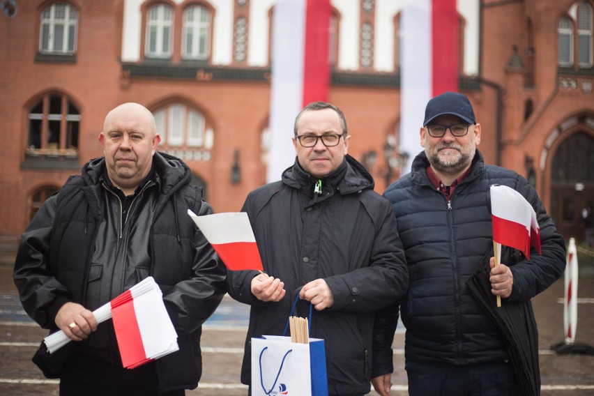 Biało-czerwoną uroczyście wciągnięto na maszt. Obchody Dnia Flagi Rzeczypospolitej Polskiej w Słupsku [ZDJĘCIA]