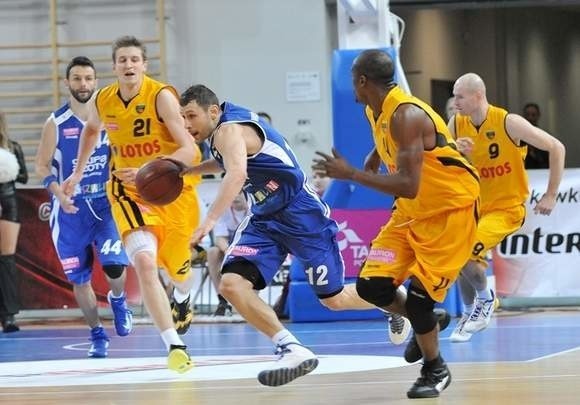 Po pierwszej połowie pierwszego ćwierćfinałowego spotkania Tauron Basket Ligi sopocianie  prowadzą z Akademikami 41:38.