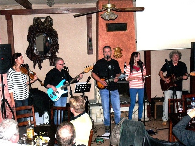 W dniu otwarcia pubu Bohema wystąpił w nim zespół szantowy Old Marinners.