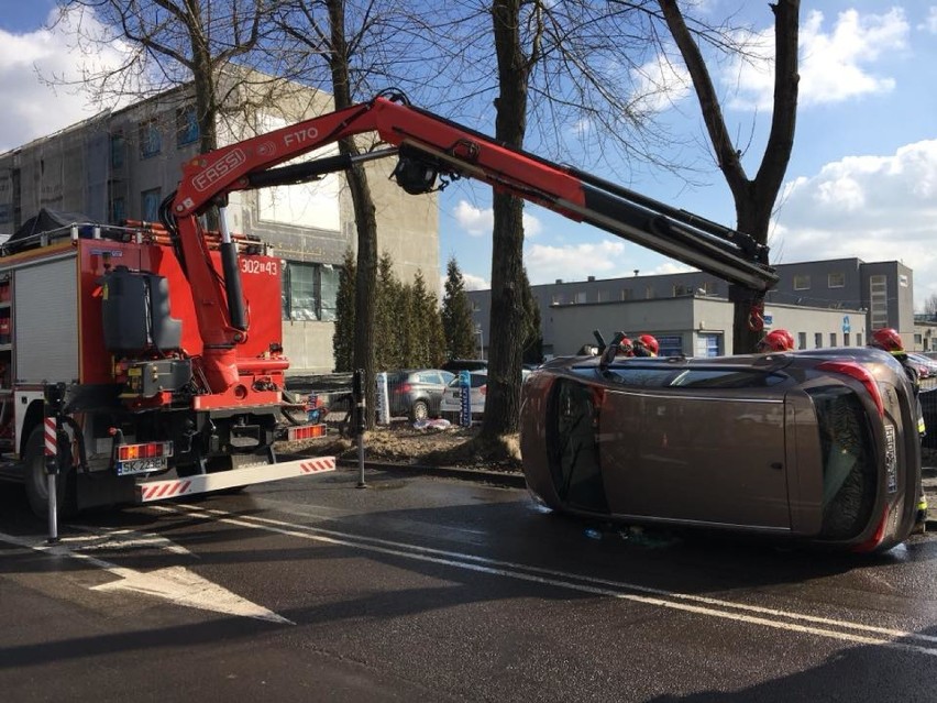 Katowice: Kolizja na Roździeńskiego ZDJĘCIA. Hyundai na boku po zderzeniu z mini 