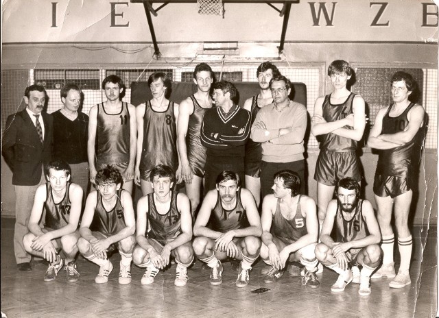 Czwarty od lewej Leszek Prusak, piąty Stefan Błażejewski, siódmy Jarosław Klimaszewski. W środku w dolnym rzędzie Zbigniew Próchnicki.