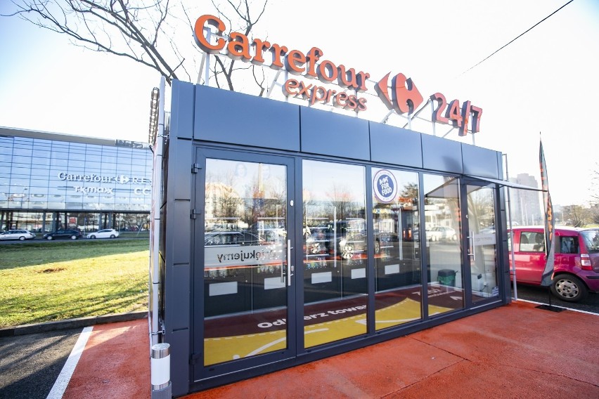 Warszawa: Carrefour otworzył całodobowy sklep samoobsługowy....