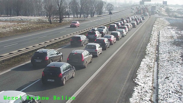 Korek przed węzłem Kraków-Balice po zderzeniu trzech samochodów.