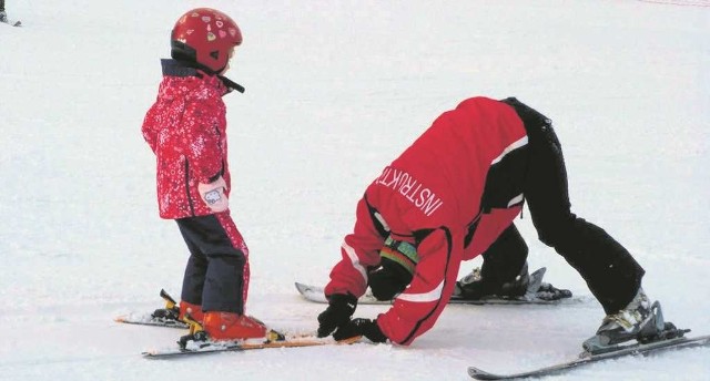 Na stoku w Sławicach instruktorzy dokonują cudów, by nauczyć dzieci jazdy na nartach