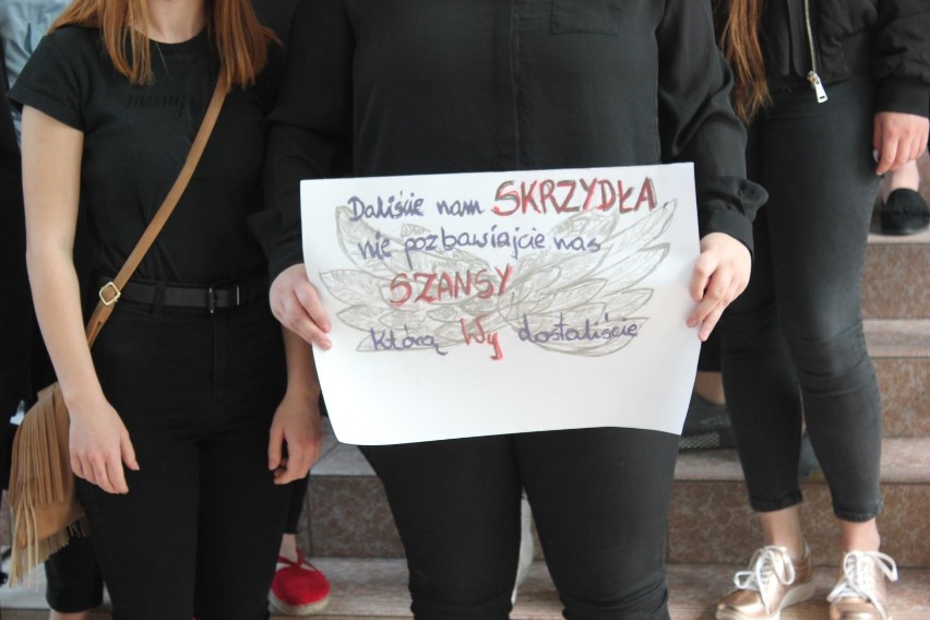 Maturzyści z ZSZ nr 4 w Opolu apelują do nauczycieli o...