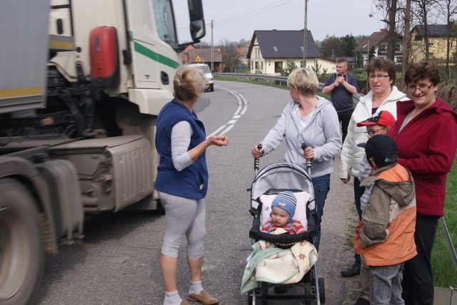 Jankowice bez chodnika. Burmistrz Macha: Jest źle ale widać światełko w tunelu