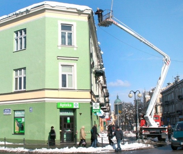 Pracownicy firmy wysokościowej dostali się do dachu kamienica przy ulicy Traugutta i likwidowali śnieżne zagrożenia.