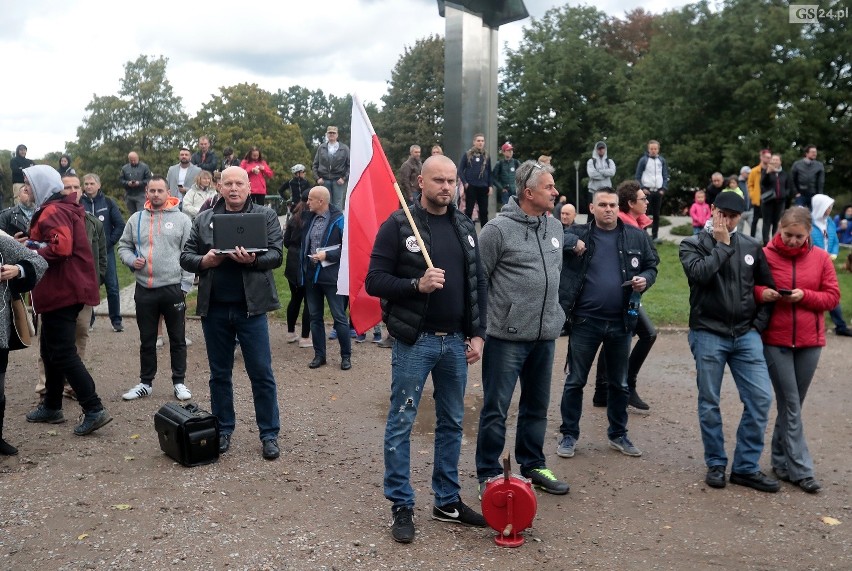 Marsz antycovidowców w Szczecinie. Pojawiło się kilkaset osób. Ich zdaniem pandemia jest "fałszywa" - 10.10.2020
