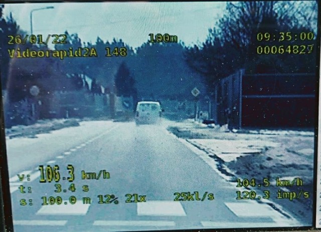 Policjanci sfilmowali samochód pędzący przez Wincentów z prędkością 106 kilometrów na godzinę