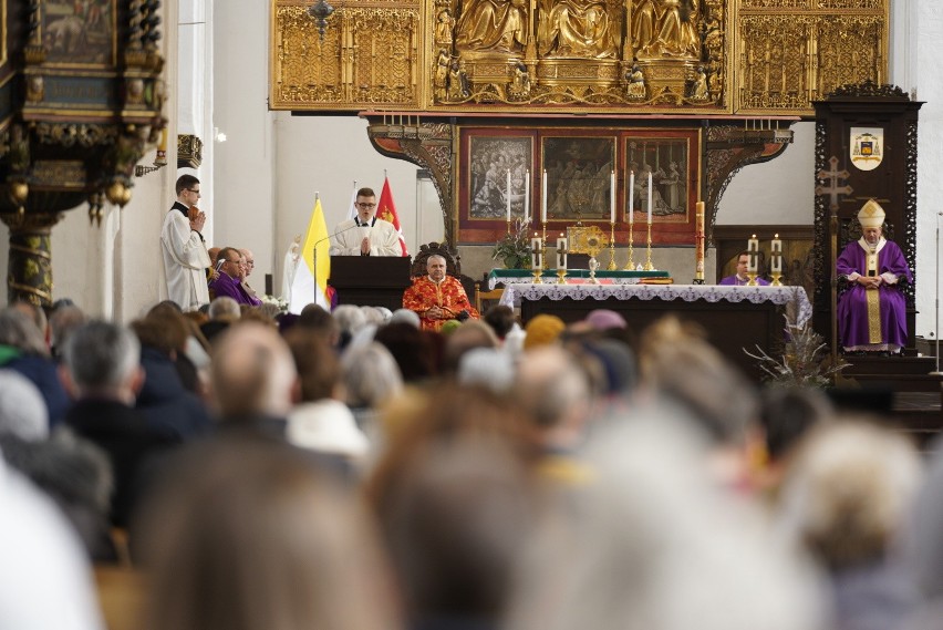 "Modlitwa za Ukrainę". W Bazylice Mariackiej odprawiono mszę św. w intencji pokoju pod przewodnictwem arcybiskupa Tadeusza Wojdy