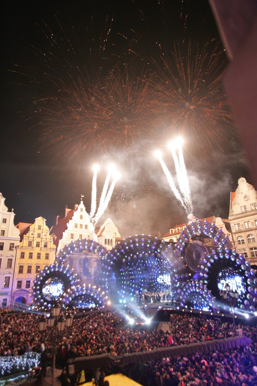 Sylwester we Wrocławiu: Pokaz ogni sztucznych w Rynku (ZDJĘCIA)