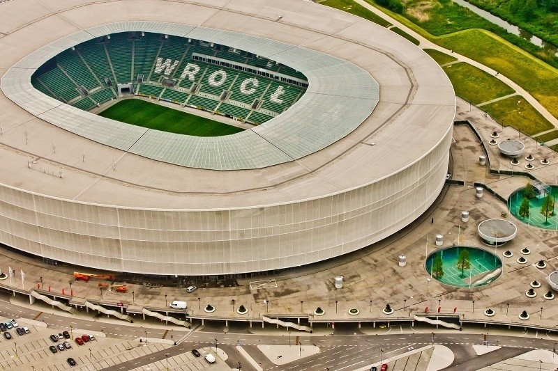 Wrocławski stadion - jego membrana miała być biała i...