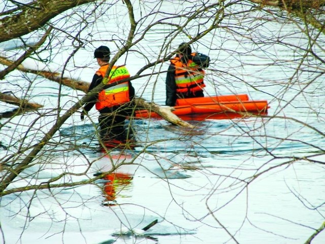 Ciało Marzeny N. strażacy znaleźli kilkaset metrów od miejsca, gdzie kobieta wraz z córkami, prawdopodobnie, dokarmiała kaczki.
