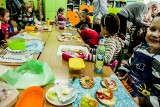Dieta ucznia - jak przygotować wartościowe i smaczne śniadanie do szkoły? Radzi dietetyk FILM