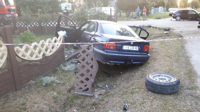 Zderzenie audi z bmw w Korzennie w gminie Raków. Roztrzaskane auta i ogrodzenie, trzy osoby w szpitalu [ZDJĘCIA]
