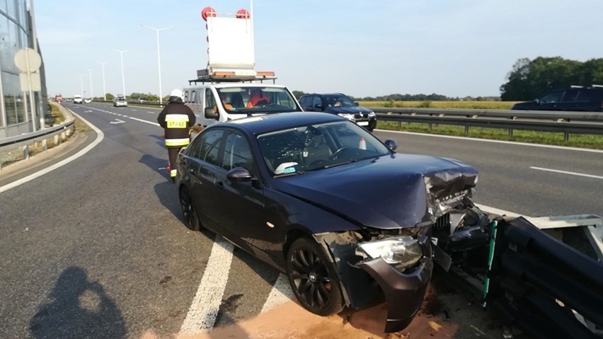 Wypadek na S8 pod Wrocławiem. Kierowca BMW nie dał rady zjechać na MOP (ZDJĘCIA)
