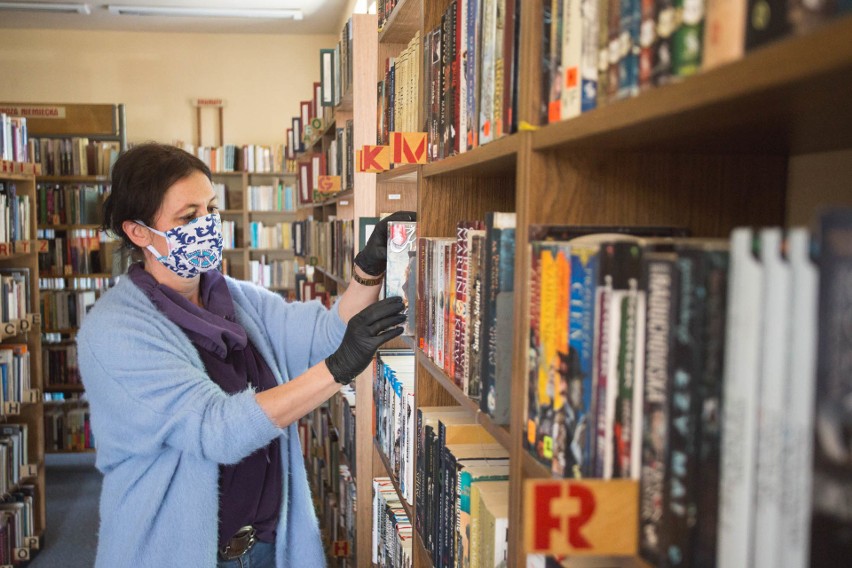 "Biblioteka długo jeszcze nie będzie takim miejscem, jakim była przed pandemią" - o kwarantannie dla książek i działaniach biblioteki