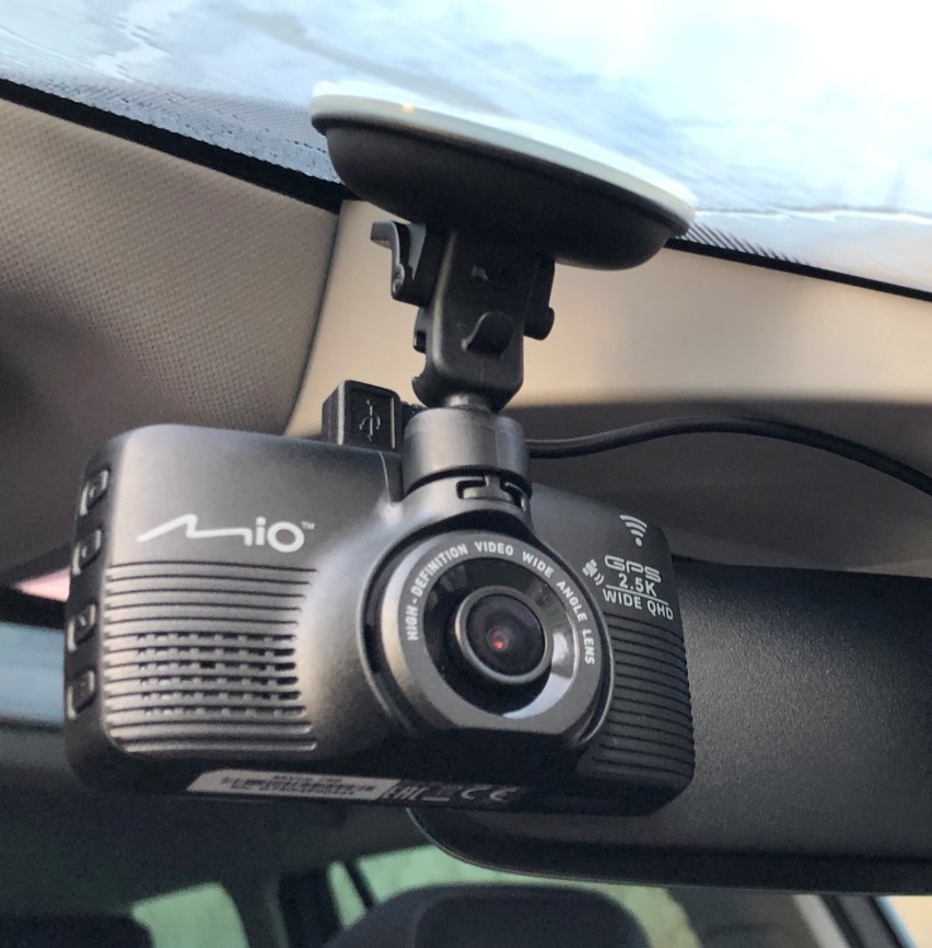 Zdania co do posiadania wideorejestratora w samochodzie są...
