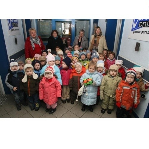43 maluchy z Przedszkola Samorządowego nr 16 w Kielcach, przy ulicy Nowy Świat, przyniosły nam w czwartek pierwsze pieniążki dla chorych dzieci.