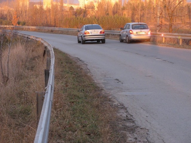 Zakręt na drodze prowadzącej z Kowali do Sitkówki w gminie Sitkówka &#8211; Nowiny, który zyskał bariery, jest teraz lepiej oznakowany, a przez to bezpieczniejszy dla kierowców.