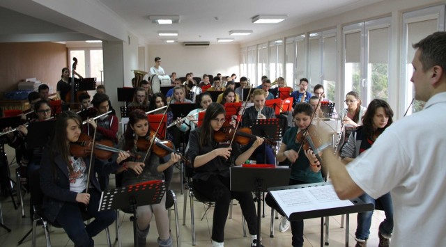 W ubiegłym roku włoszczowska orkiestra podejmowała kolegów z Rumunii w ramach projektu „My life, My music”. 