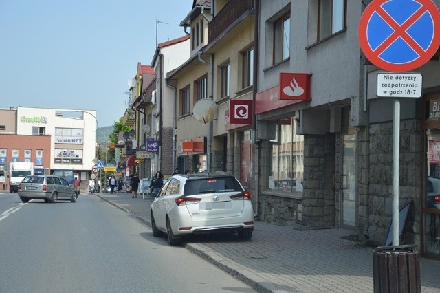 Kierowcy często zatrzymują się przy ul. Jana Pawła II na chwilę, żeby zrobić zakupy w jednym z wielu mieszczących się tam sklepów