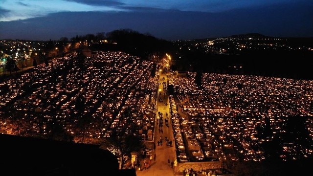 Dzień Wszystkich Świętych to czas refleksji i zadumy i czas wspomnień tych, którzy już odeszli. Zobaczcie nocne zdjęcia cmentarzy w Będzinie w parafii św. Trójcy na Górze Zamkowej oraz cmentarz w Dąbrowie Górniczej. Autorami zdjęć są Jacek Mikołajczak i Rafał Daniecki z Daniecki Foto&Wideo.