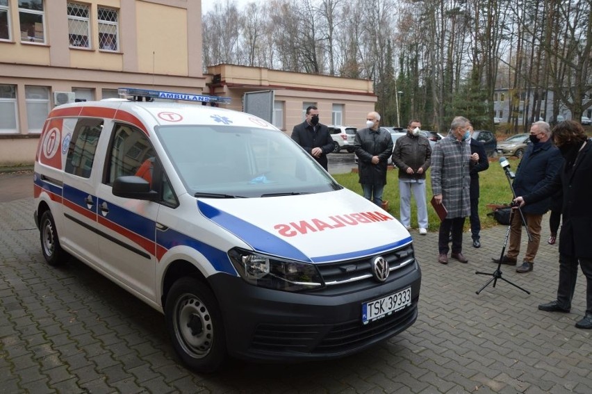 Skarzyski szpital ma nowy ambulans. Złozyły się na niego firma ubezpieczeniowa i trzy samorządy (ZDJĘCIA)