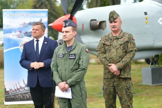 Na piknik w Radomiu zapraszali, od lewej: wiceminister obrony narodowej Wojciech Skurkiewicz, pułkownik Maciej Siemiński, dowódca 42 Bazy Lotnictwa Szkolnego i podpułkownik Zbigniew Adamczyk, Wojskowy Komendant Uzupełnień w Radomiu.