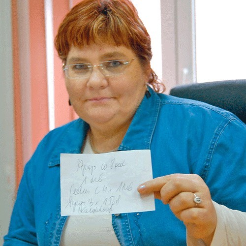 Barbara Piotrowska z kartką, na której lekarka zaordynowała jej choremu synowi leczenie apapem, wapnem i syropem.