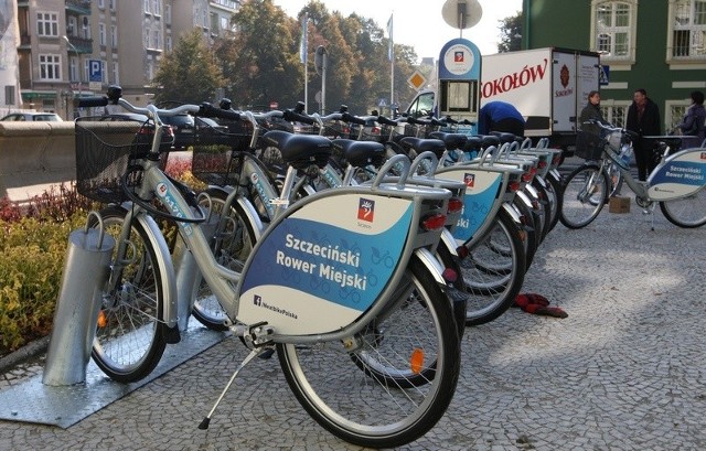 Przykładowa stacja rowerowa stanęła przed Urzędem Miasta.