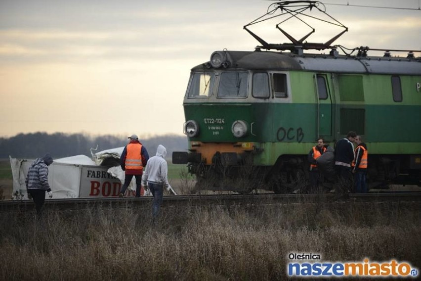 Wypadek na przejeździe kolejowym. W busa uderzyły dwa pociągi. Kierowca nie żyje