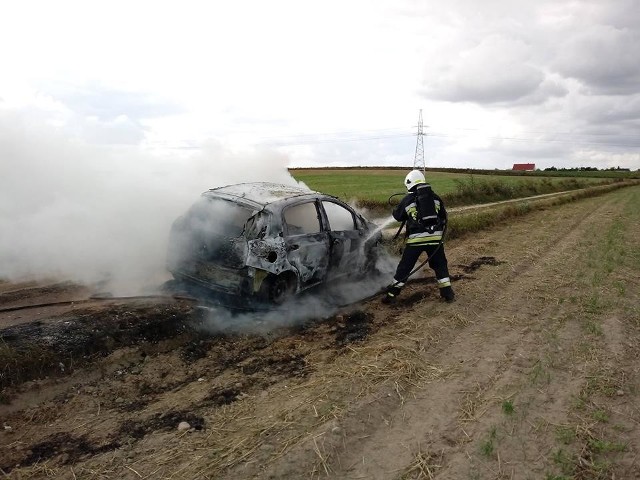 Samochód spalił się całkowicie