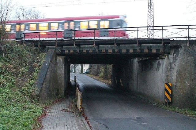 Z racji złego stanu obiektu pociągi zwalniają w tym miejscu nawet do 30 km/h.