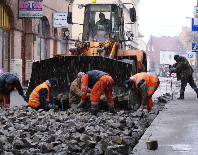 Zerwana kostka wróci na swoje miejsce. Ul. Pocztowa ma być potem równa i szeroka.