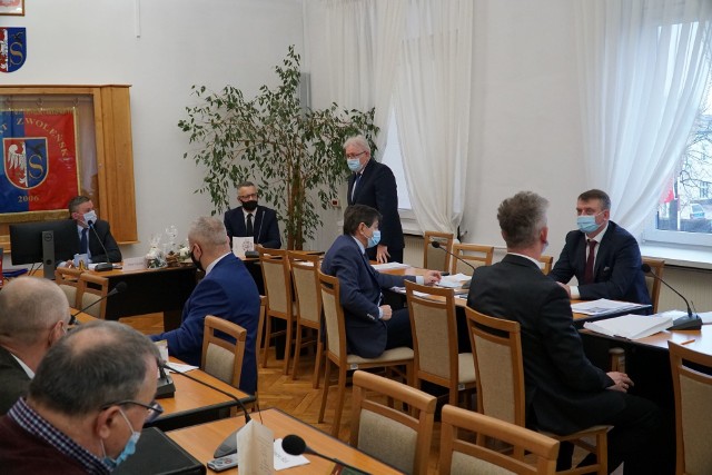 Rada Powiatu Zwoleńskiego jednogłośnie przyjęła projekt budżetu na 2021 rok. W sesji uczestniczyli wszyscy radni.