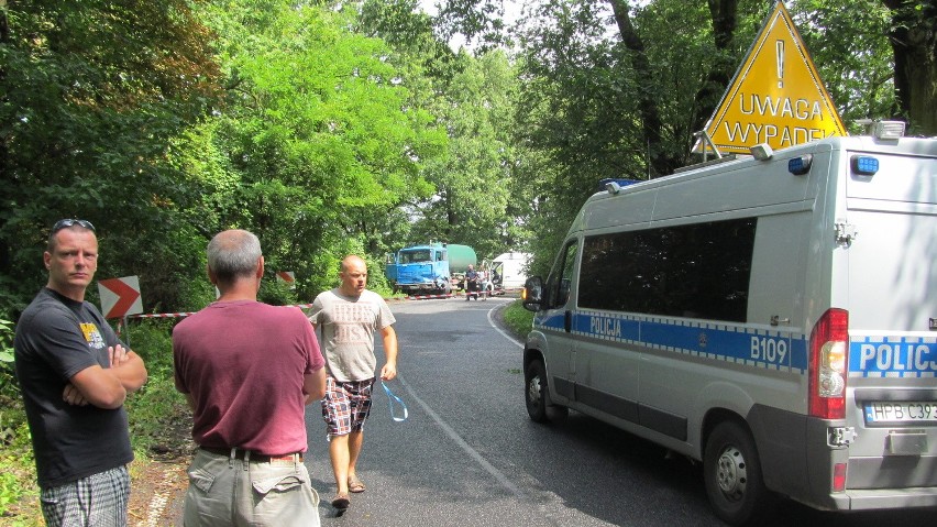 Wypadek na Wilczyckiej. Bus zderzył się z ciężarówką (ZDJĘCIA)