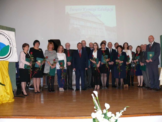 Z okazji jutrzejszego Dnia Edukacji Narodowej pedagodzy ze szkół i placówek, dla których organem prowadzącym jest Powiat Inowrocławski spotkali się z przedstawicielami władz samorządowych. W tym roku uroczystości związane z popularnym Dniem Nauczyciela zostały przygotowane przez społeczność III Liceum Ogólnokształcącego w Inowrocławiu. Po refleksyjnym wstępie muzycznym głos zabrał starosta inowrocławski Tadeusz Majewski, który podziękował pedagogom za edukowanie młodych pokoleń i rozwijanie talentów oraz wskazywanie właściwych wzorców. Następnie życząc sukcesów i satysfakcji z pracy w zawodzie nauczyciela starosta wręczył wyróżnionym pedagogom okolicznościowe adresy i nagrody. Lista nagrodzonych: Agnieszka Zielińska (I LO im. Jana Kasprowicza w Inowrocławiu), Agnieszka Hulisz (I LO im. Jana Kasprowicza w Inowrocławiu), Małgorzata Zygora (II LO im. Marii Konopnickiej w Inowrocławiu), Zbigniew Winiarski (III LO im. Królowej Jadwigi w Inowrocławiu), Michał Mocek (III LO im. Królowej Jadwigi w Inowrocławiu), Barbara Rogowska (ZSP nr 1 im. Jana Pawła II w Inowrocławiu), Krzysztof Figaj (ZSP nr 2 im. Genowefy Jaworskiej w Inowrocławiu), Jacek Lewandowski (ZSP nr 3 w Inowrocławiu), Mariusz Kawczyński (ZSP nr 4 w Inowrocławiu), Justyna Dybicz (ZSP nr 5 im. gen. Władysława Sikorskiego), Barbara Przybysz ZSP im. Kazimierza Wielkiego w Kruszwica), Olga Skrzypińska (ZSP w Kobylnikach), Anna Kulpa (ZSP im. Jana Pawła II w Kościelcu), Rozalia Mistarz (ZS im. Marka Kotańskiego w Inowrocławiu), Aleksandra Mirzejewska (CKU im. Stefana Żeromskiego w Inowrocławiu), Jacek Dombek (CKP w Inowrocławiu), Dorota Uklejewska (Pedagogiczna Poradnia Psychologiczno-Pedagogiczna w Inowrocławiu), Paweł Budner (Wych. MOW im. Polskich Olimpijczyków w Kruszwicy), Krzysztof Kosiński (Wych. MOW im. Polskich Olimpijczyków w Kruszwicy).Nagrodzeni dyrektorzy szkół: Jarosław Obiała (II LO im. Marii Konopnickiej w Inowrocławiu), Artur Nalewajski (ZSP nr 4 w Inowrocławiu).Nadchodzący Dzień Edukacji Narodowej był okazją do wręczenia nominacji na stopnie nauczyciela mianowanego. W tym roku uzyskało je siedmiu pedagogów: Krzysztof Ratajczak (Wych. MOW im. Polskich Olimpijczyków w Kruszwicy), Katarzyna Bednarska (ZSP nr 5 im. gen. Władysława Sikorskiego), Piotr Hopcia (ZSP nr 5 im. gen. Władysława Sikorskiego), Izabela Bialik MOW im. Polskich Olimpijczyków w Kruszwicy), Justyna Rogalska (I LO im. Jana Kasprowicza w Inowrocławiu), Justyna Dębska ZSP im. Kazimierza Wielkiego w Kruszwicy), Łukasz Sochowski (ZSP im. Kazimierza Wielkiego w Kruszwicy). Spotkanie w nauczycielskim gronie umiliły liryczne utwory wykonane przez utalentowanych uczniów "Królówki". 