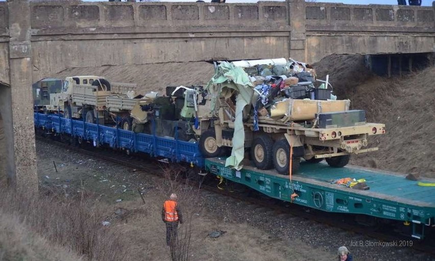 Ładunek pociągu uderzył w wiadukt. Przewoził sprzęt amerykańskich wojsk (zdjęcia)