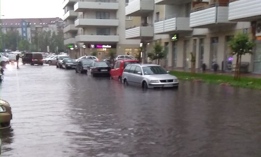 Samochody zaparkowane przy ulicy Zachodniej, a także te...