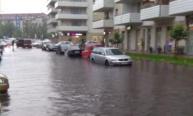 Samochody zaparkowane przy ulicy Zachodniej, a także te stojące w garażu zostały zalane po wtorkowej ulewie