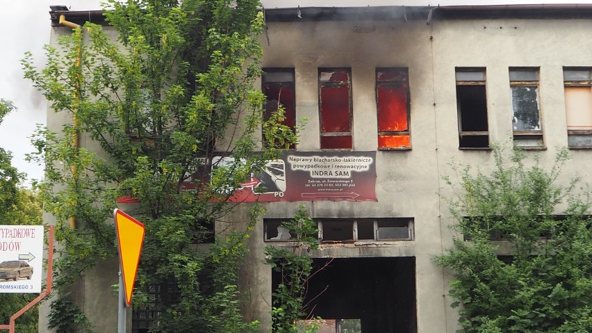 Pożar starej fabryki Lin i Drutu w Zabrzu. Płonęły trzy...