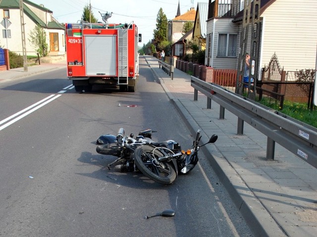 Mężczyzna jadący junakiem stracił panowanie nad kierownicą i wypadł z drogi