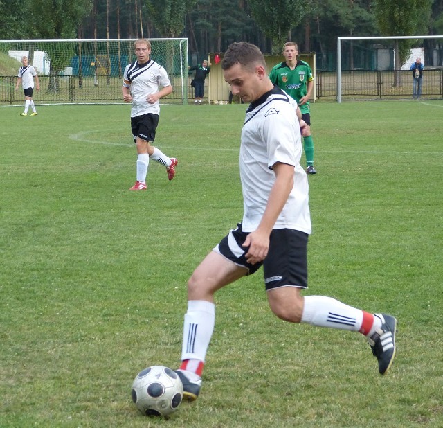 Piłkarze Olimpii Pysznica (biało-czarne stroje) wysoko pokonali w pucharowym meczu w Stalowej Woli rezerwy Stali.