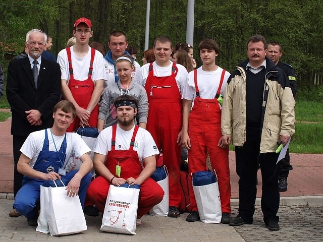 Zwycięska drużyna z opiekunem Czesławem Golisem (stoi pierwszy z prawej) i Stanisławem Fiolikiem, prezesem Zarządu Rejonowego PCK w Ostrowcu Św. (pierwszy z lewej)
