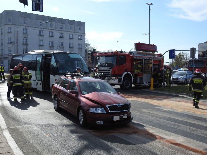 Wypadek w Białymstoku. Gigantyczne korki w centrum. Autobus zderzył się ze skodą (zdjęcia)