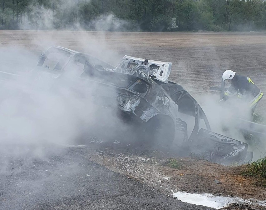 Pożar samochodów w Helenowie gm. Krasne. Samochody spłonęły 16.05.2021 po zderzeniu. Zdjęcia