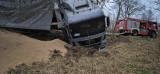 Wypadek koło Barwic. Ciężarówka przewożąca zboże wpadła do rowu [ZDJĘCIA]