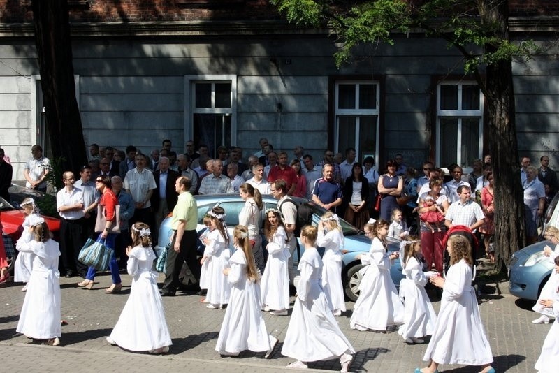 Boże Ciało 2014 w Zabrzu: procesja z kościoła św.Anny w...