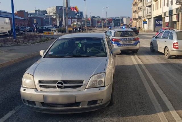 - St. sierż. Patryk Sulkowski pełniący na co dzień służbę w „patrolówce” w Komisariacie Policji w Nowem, będąc w czasie wolnym od służby, zatrzymał nietrzeźwego kierowcę. Około godziny 11.30 jadąc swoim samochodem w okolicach miejscowości Michale (pow. świecki) zauważył jadącego środkiem jezdni opla. Kierujący sprawiał wrażenie niepanującego nad pojazdem. Często zjeżdżał na przeciwległy pas ruchu, zmuszając tym samym policjanta, jak i innych kierujących do gwałtownego hamowania. Jechał w kierunku Grudziądza - relacjonuje mł. asp. Joanna Tarkowska, oficer prasowy KPP w Świeciu.Flesz - wypadki drogowe. Jak udzielić pierwszej pomocy?